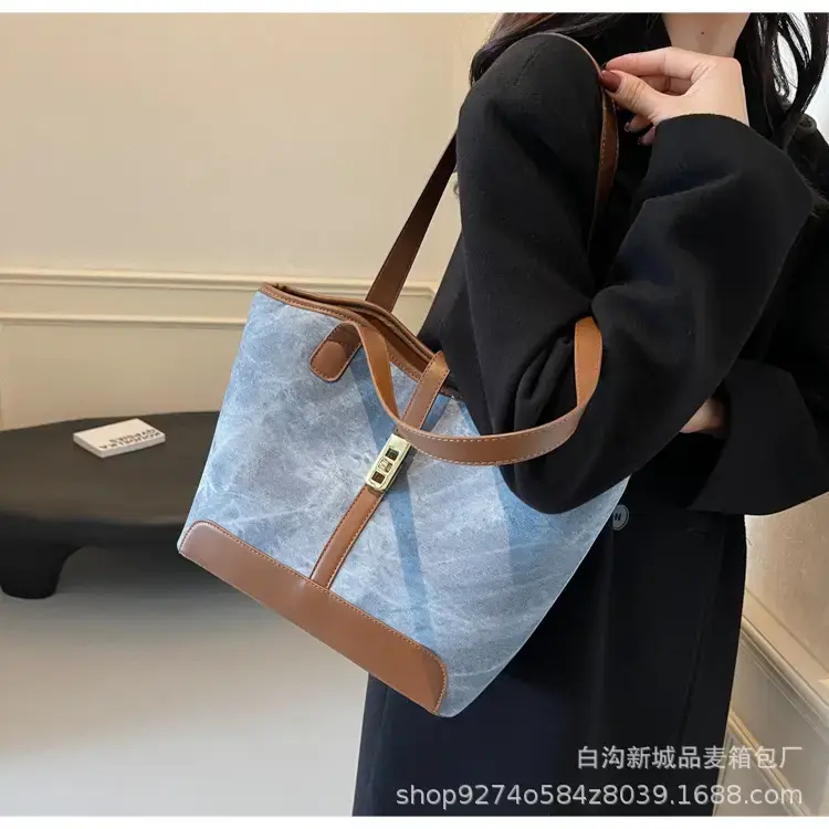 Vintage Textured Large Capacity Shoulder Bag 2026 Winter — feature 16