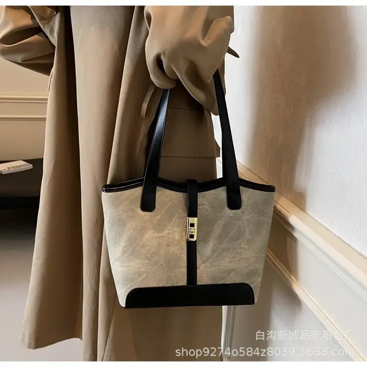 Vintage Textured Large Capacity Shoulder Bag 2026 Winter — feature 17