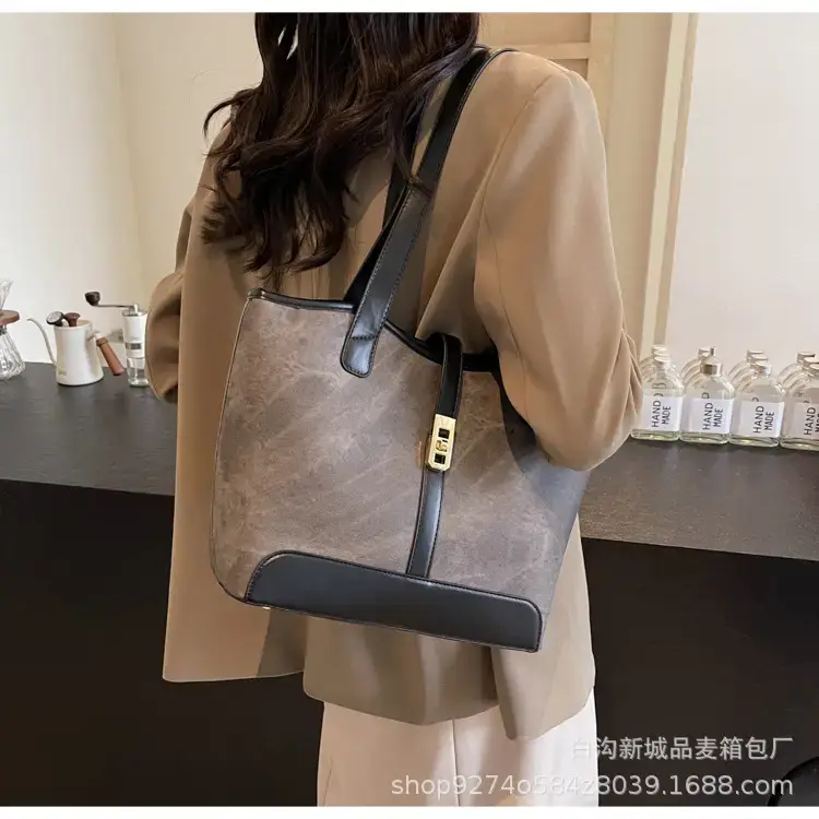 Vintage Textured Large Capacity Shoulder Bag 2026 Winter — feature 25