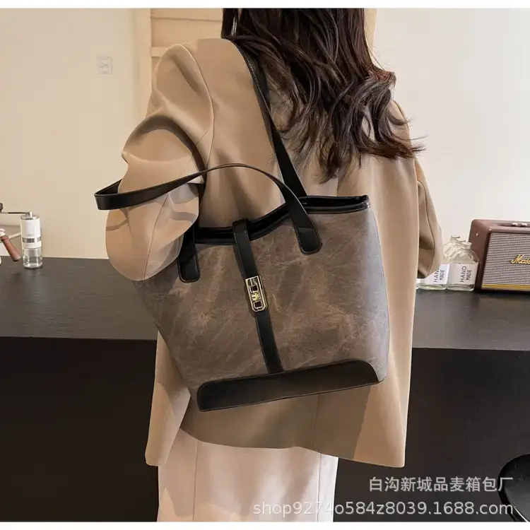 Vintage Textured Large Capacity Shoulder Bag 2026 Winter — feature 26
