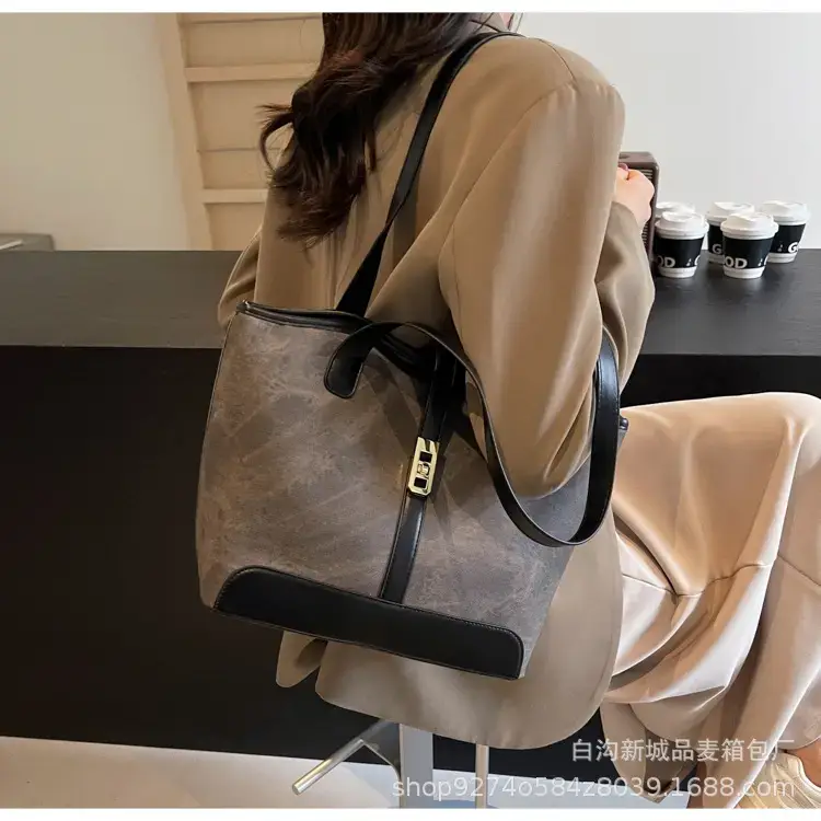 Vintage Textured Large Capacity Shoulder Bag 2026 Winter — feature 27