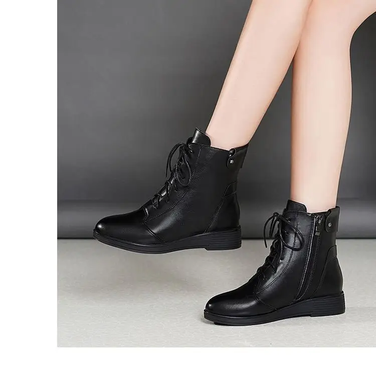 Women's Black Fleece-Lined Flat Boots 2024 — feature 3