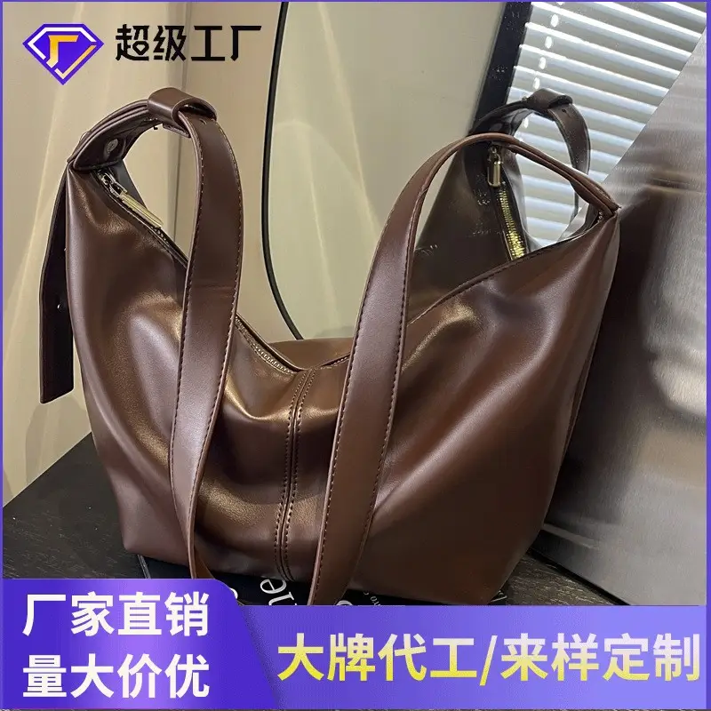 Large Capacity Brown Leather Shoulder Bag for Commuting - Image 5