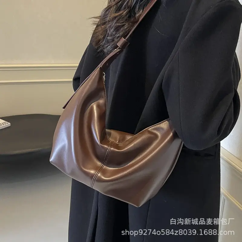 Large Capacity Brown Leather Shoulder Bag for Commuting - Image 6