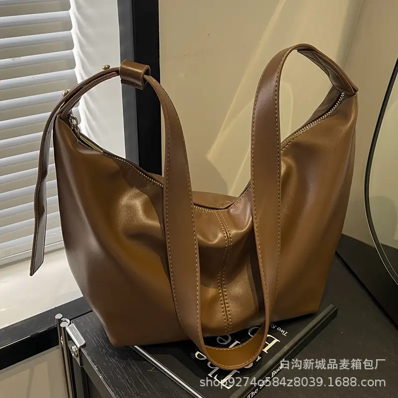 Large Capacity Brown Leather Shoulder Bag for Commuting - Image 7