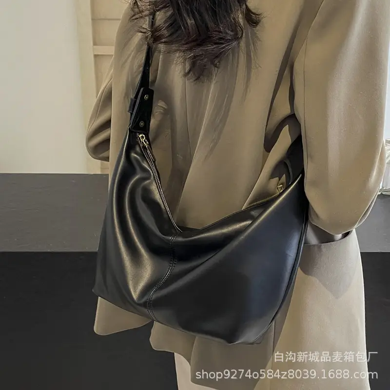 Large Capacity Brown Leather Shoulder Bag for Commuting - Image 8