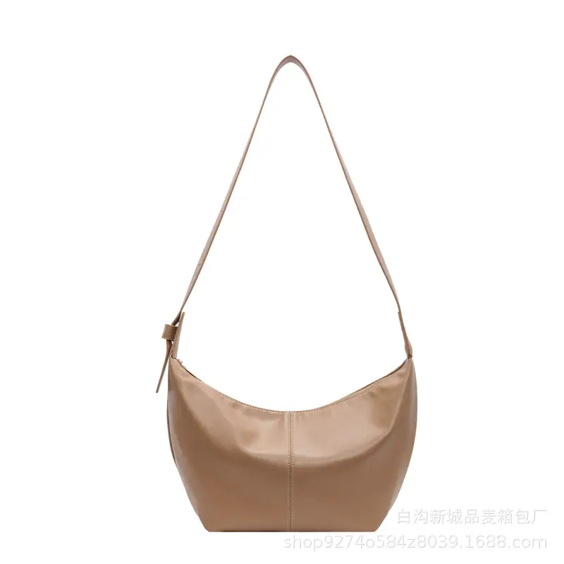 Large Capacity Brown Leather Shoulder Bag for Commuting - Image 9