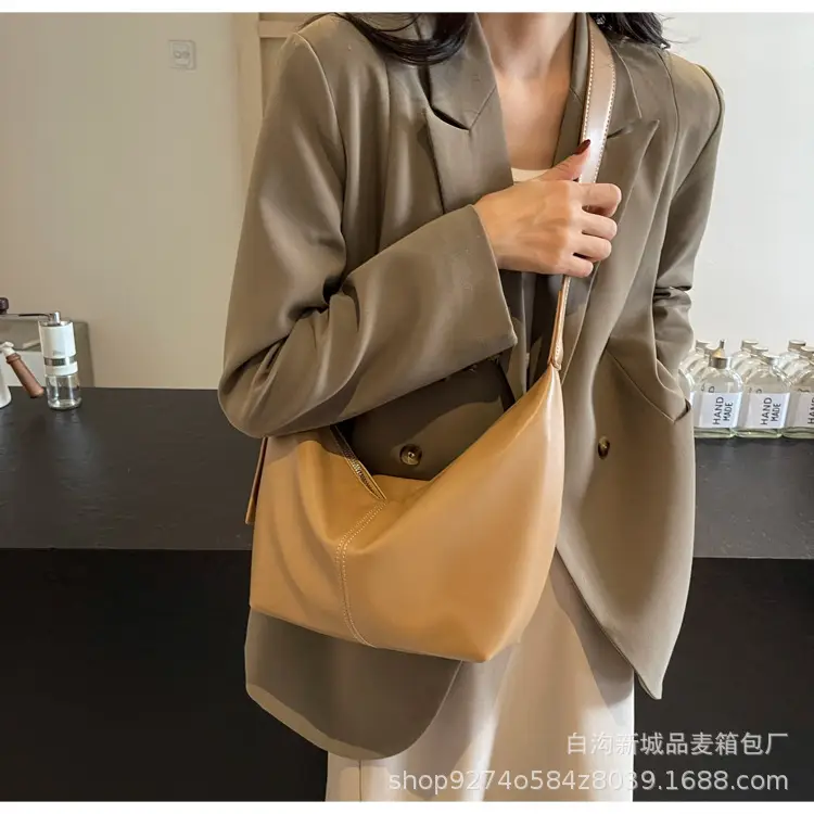 Large Capacity Brown Leather Shoulder Bag for Commuting — feature 13