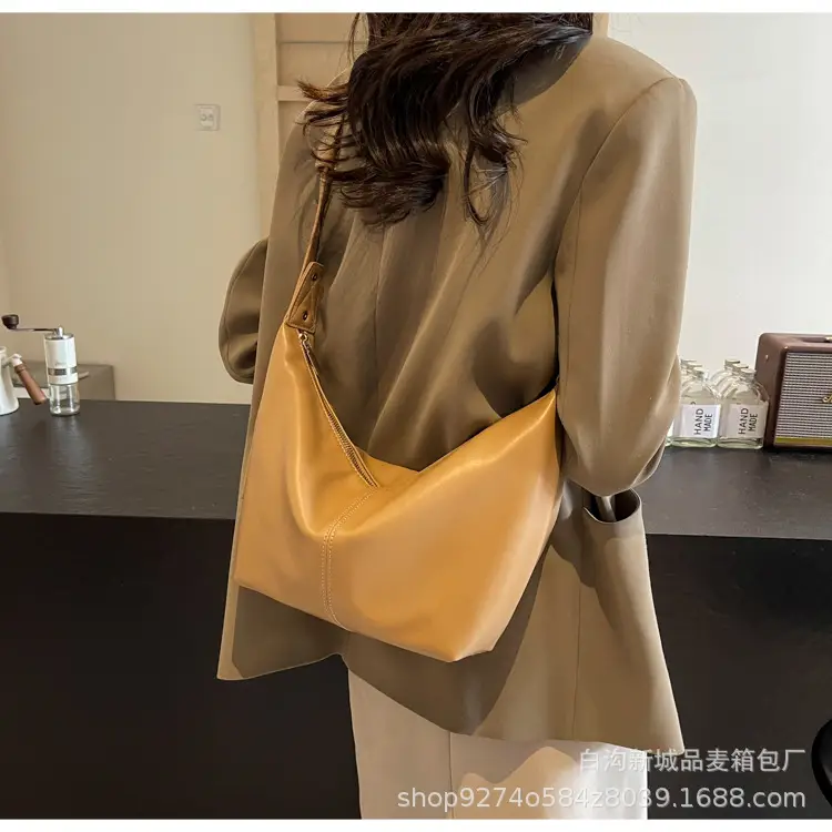 Large Capacity Brown Leather Shoulder Bag for Commuting — feature 14