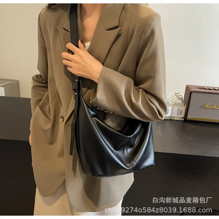 Large Capacity Brown Leather Shoulder Bag for Commuting — feature 18