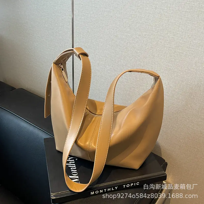 Large Capacity Brown Leather Shoulder Bag for Commuting - Image 2