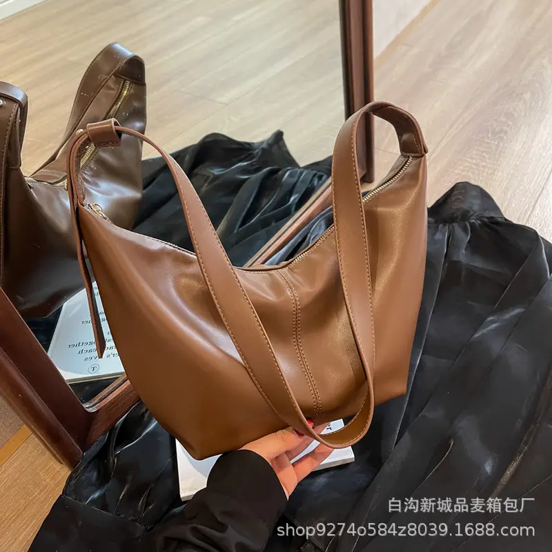 Large Capacity Brown Leather Shoulder Bag for Commuting - Image 3