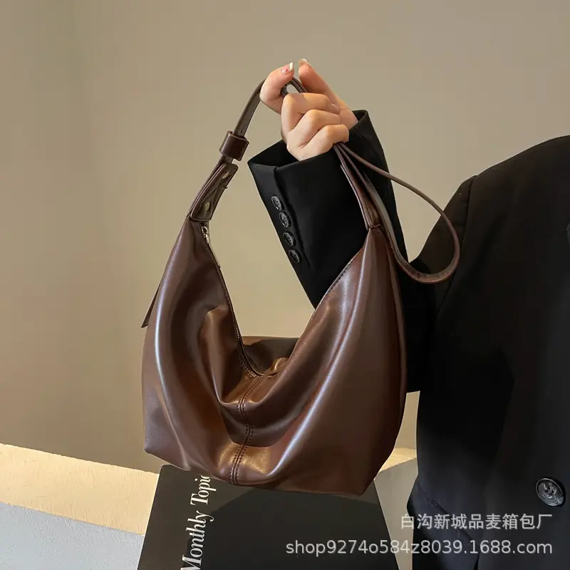 Large Capacity Brown Leather Shoulder Bag for Commuting - Image 4