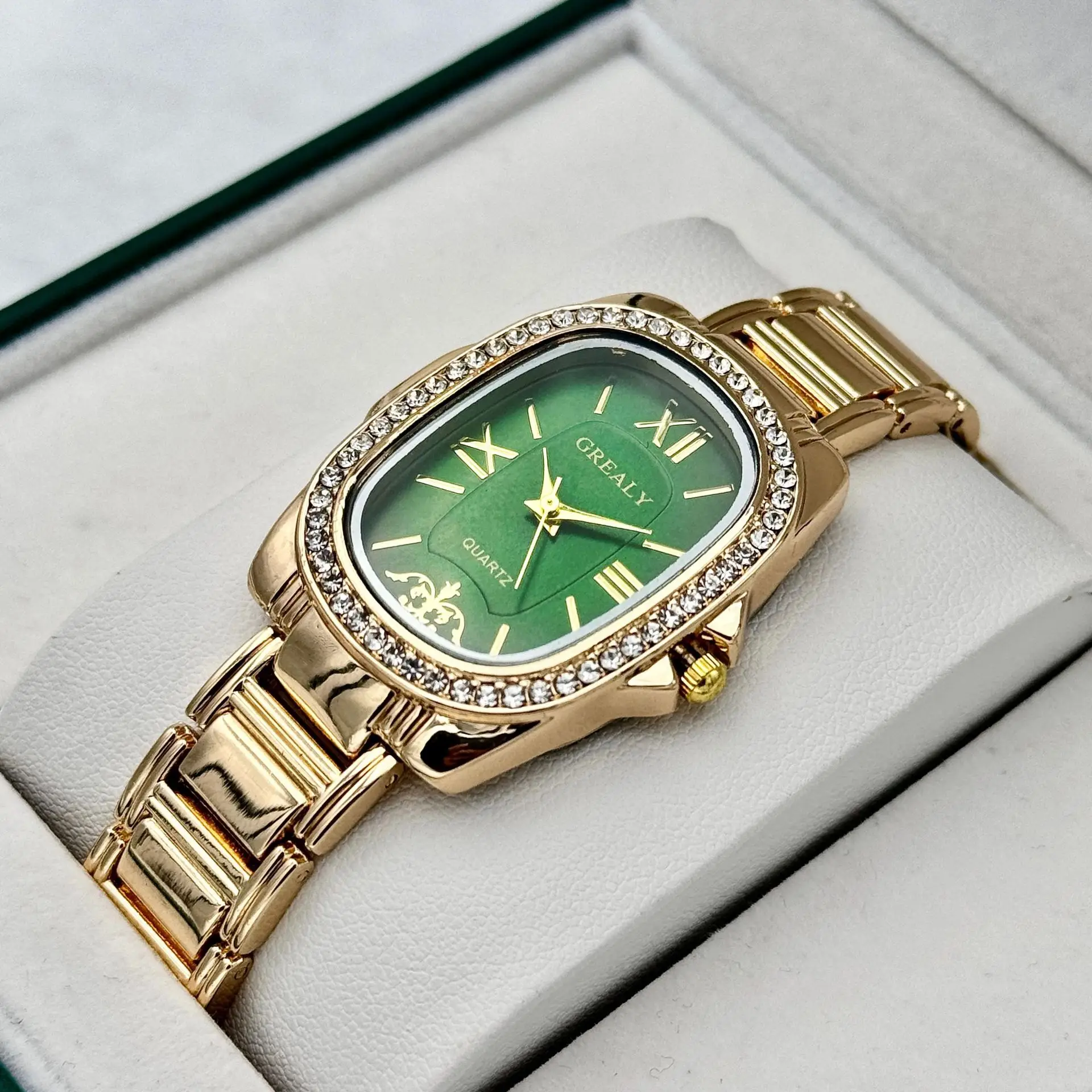 Elegant Gold Diamond Encrusted Women's Quartz Watch — feature 5