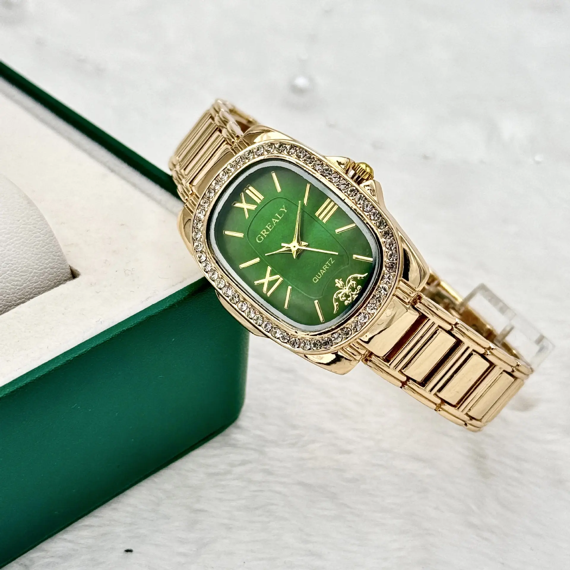 Elegant Gold Diamond Encrusted Women's Quartz Watch — feature 6