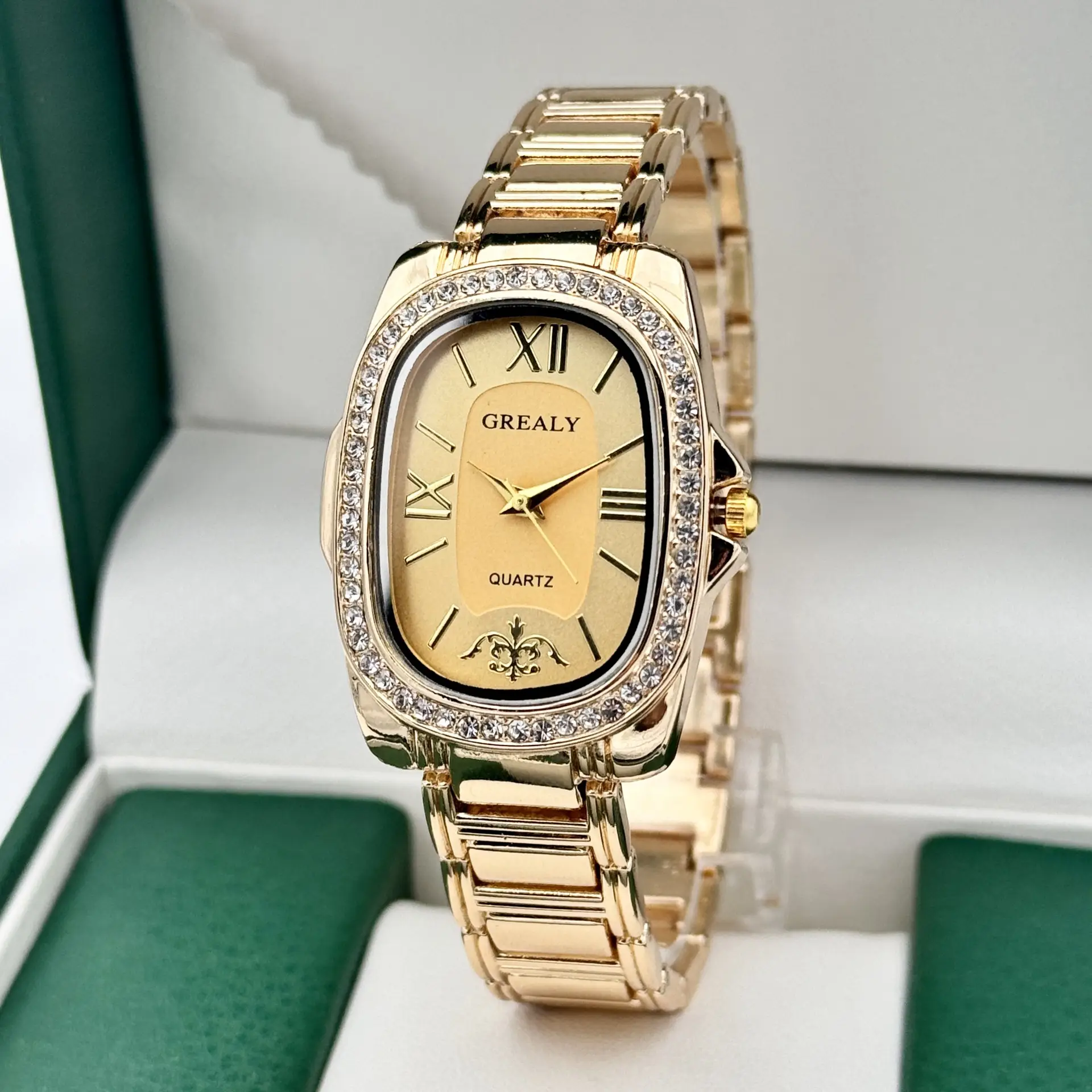 Elegant Gold Diamond Encrusted Women's Quartz Watch — feature 7