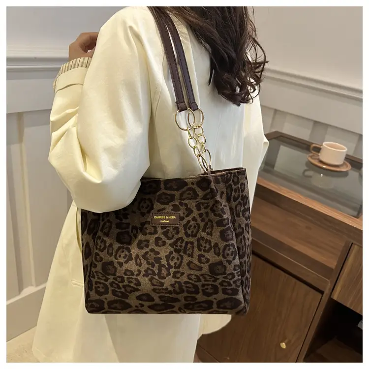 Leopard Print Women's Large Shoulder Bag 2024 — feature 17