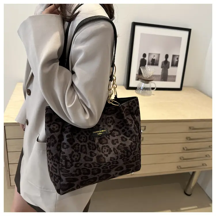 Leopard Print Women's Large Shoulder Bag 2024 — feature 20