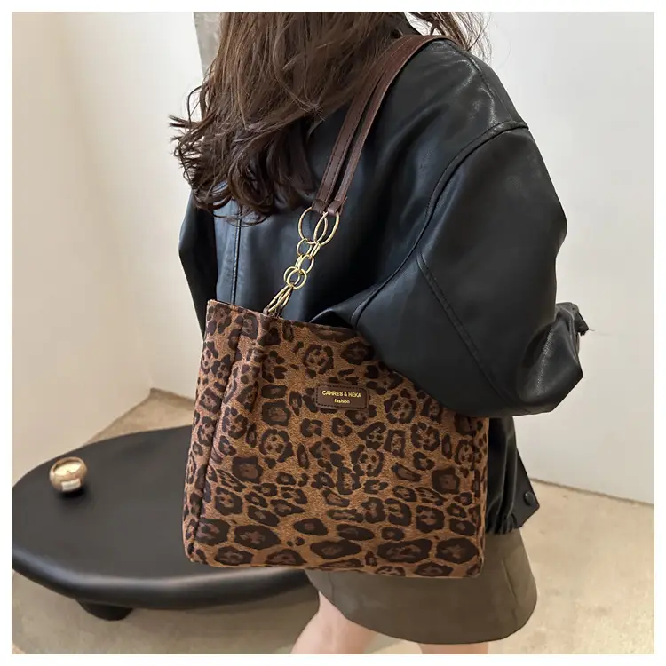 Leopard Print Women's Large Shoulder Bag 2024 — feature 9
