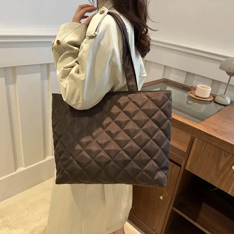 Quilted Handbag Women Large Capacity Casual Commuting Shoulder Tote - Image 3