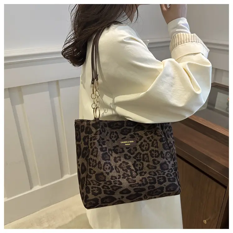 Leopard Print Women's Large Shoulder Bag 2024 — feature 15
