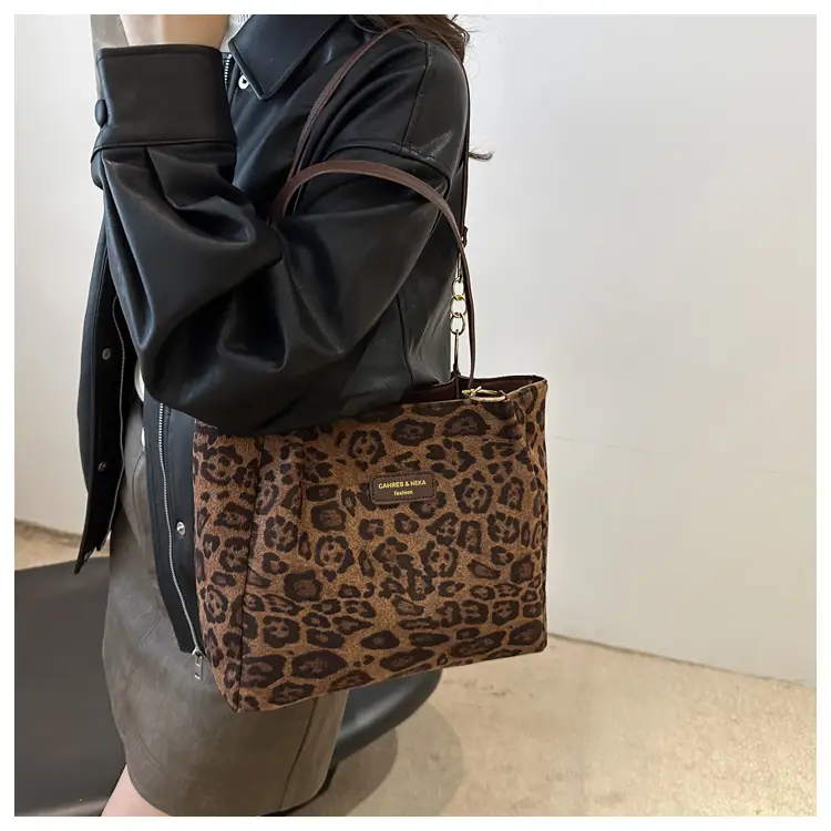 Leopard Print Women's Large Shoulder Bag 2024 — feature 9