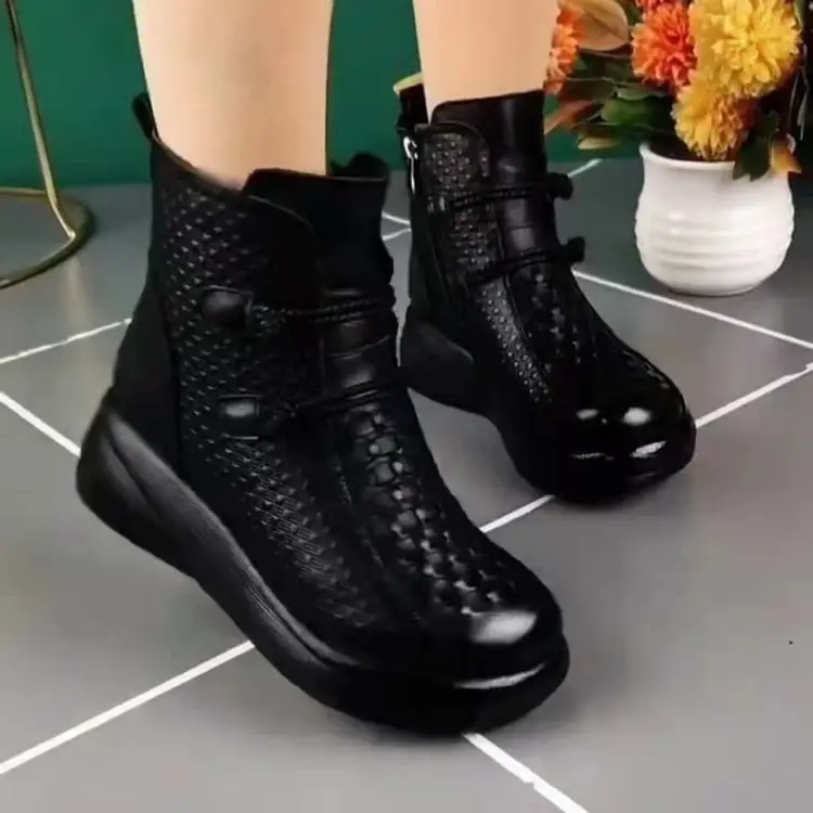 Women Black Leather Round Toe Boots with Fleece Lined Warm Bottom — feature 3