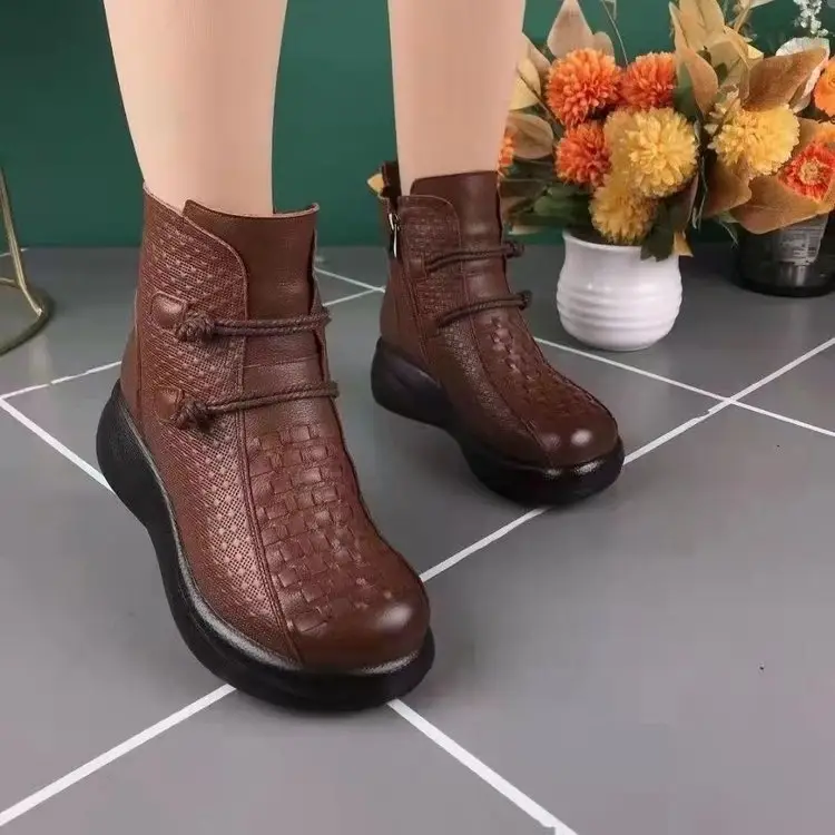 Women Black Leather Round Toe Boots with Fleece Lined Warm Bottom — feature 4
