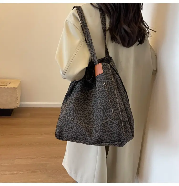 Leopardo Print Large Capacity Women's Tote Bag — feature 24
