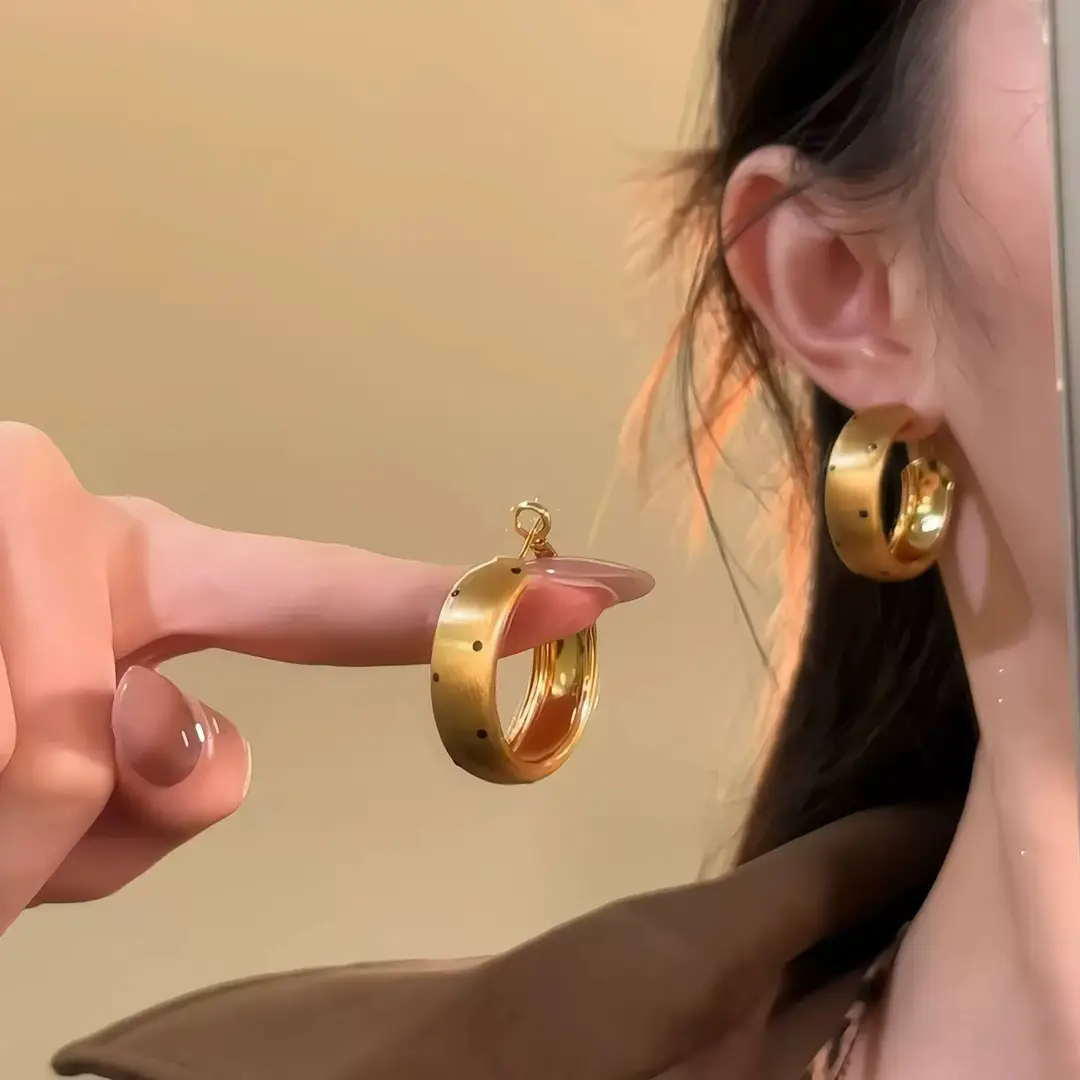 S925 silver needle European and American exaggerated plain ring earrings women's high-end light luxury Joker simple temperament earrings wholesale