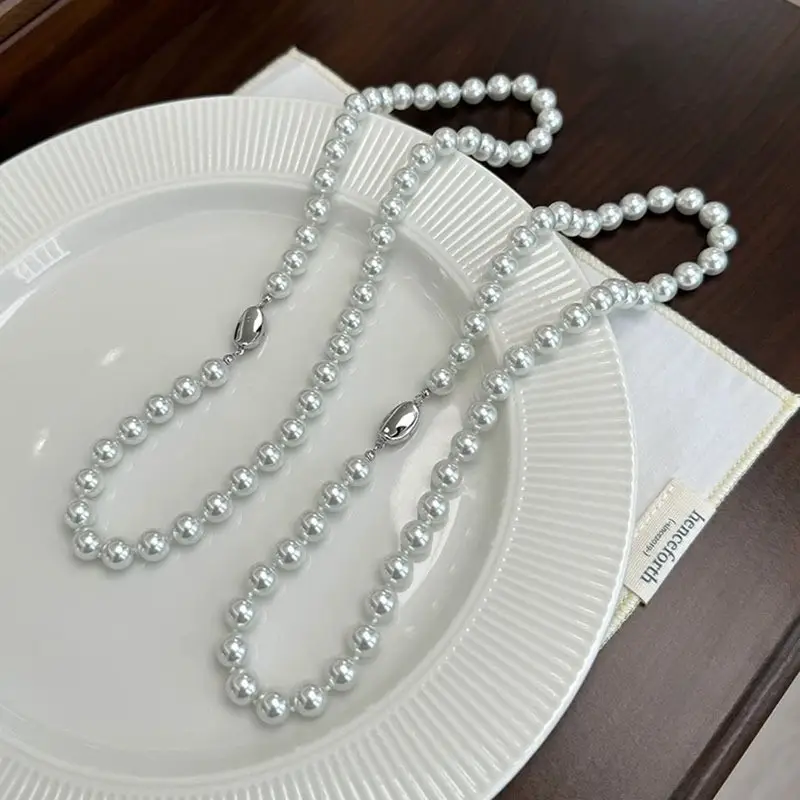 Feminine Pearl Clavicle Necklace with Broken Silver Finish - Image 17