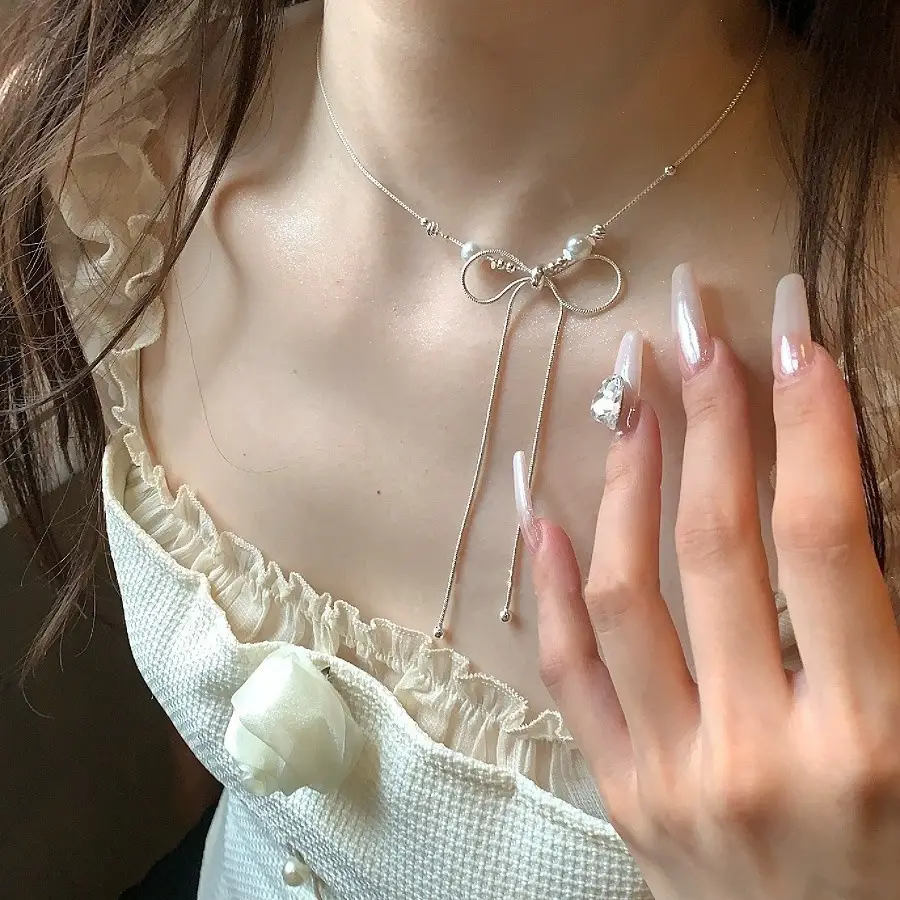 Feminine Pearl Clavicle Necklace with Broken Silver Finish - Image 30