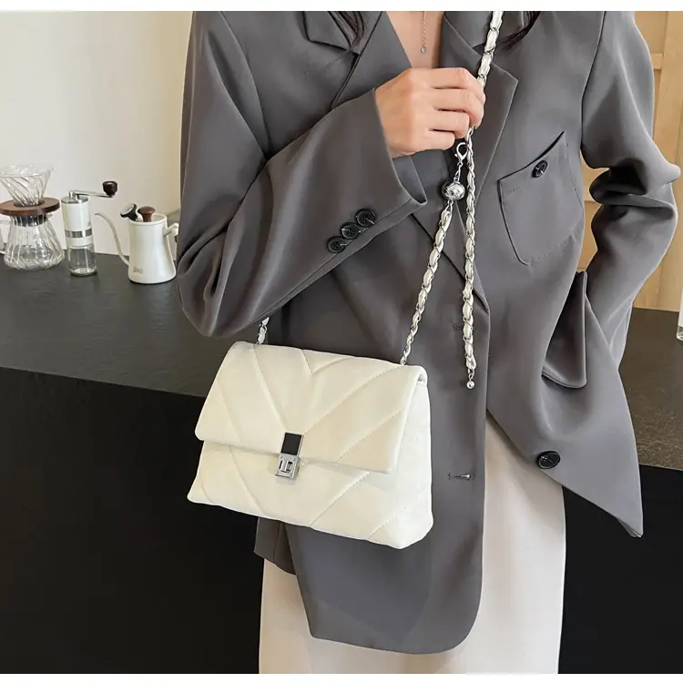 Black Rhombus Chain Shoulder Bag for Women 2024 — feature 15