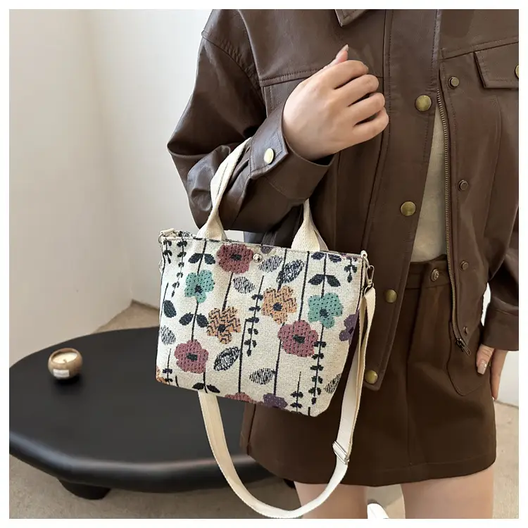 Women's Ladybug Print Shoulder Bag 2024 — feature 12