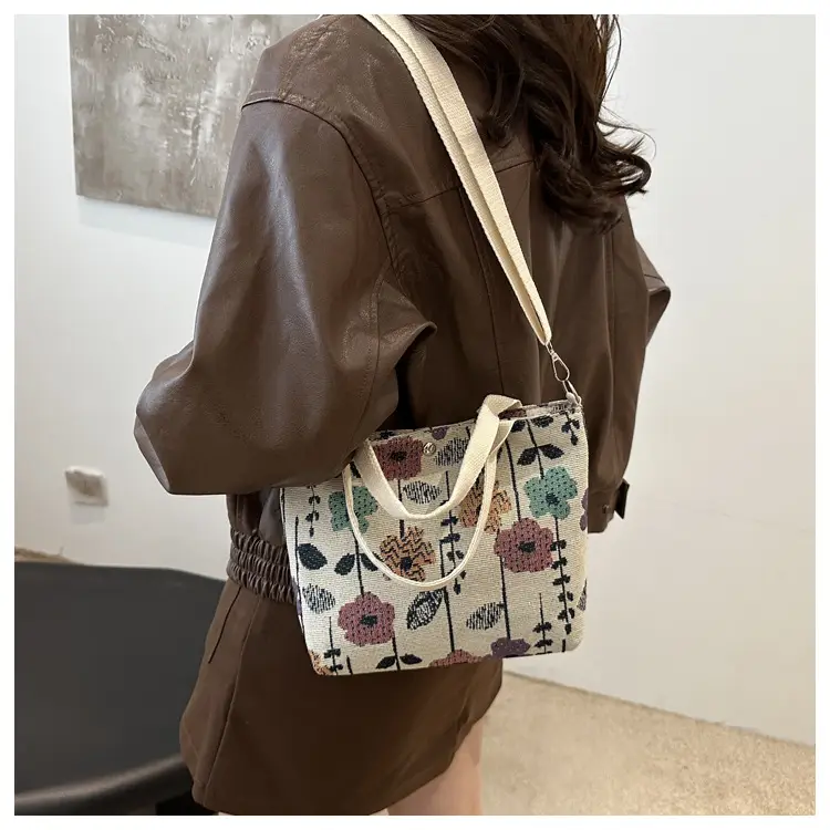 Women's Ladybug Print Shoulder Bag 2024 — feature 13