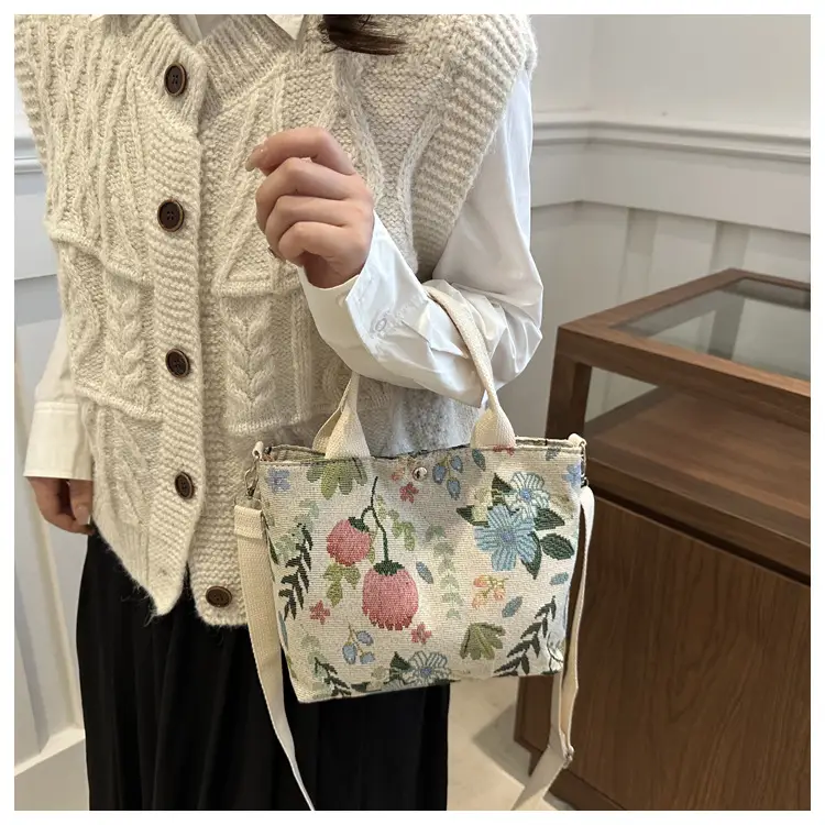 Women's Ladybug Print Shoulder Bag 2024 — feature 16