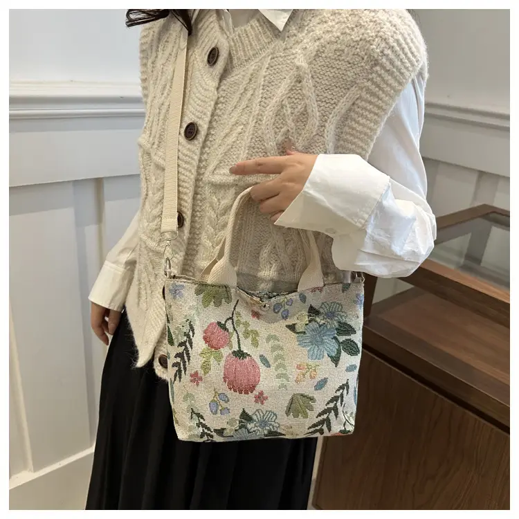 Women's Ladybug Print Shoulder Bag 2024 — feature 17