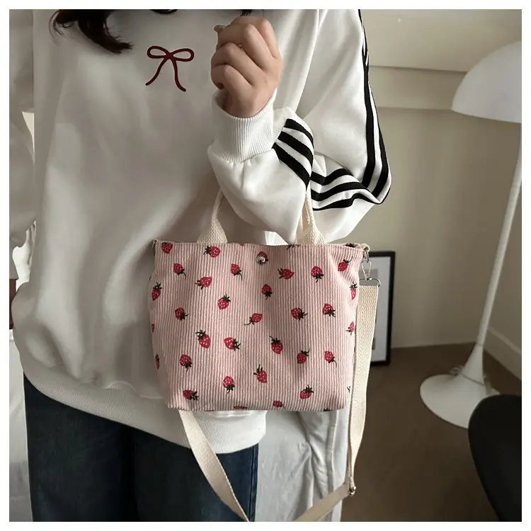 Women's Ladybug Print Shoulder Bag 2024 — feature 18