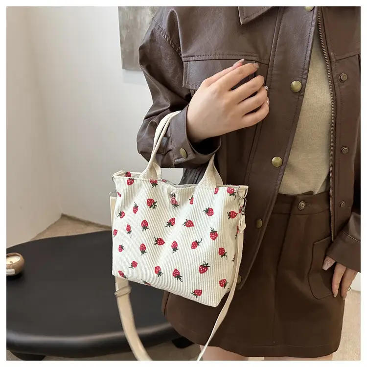 Women's Ladybug Print Shoulder Bag 2024 — feature 9