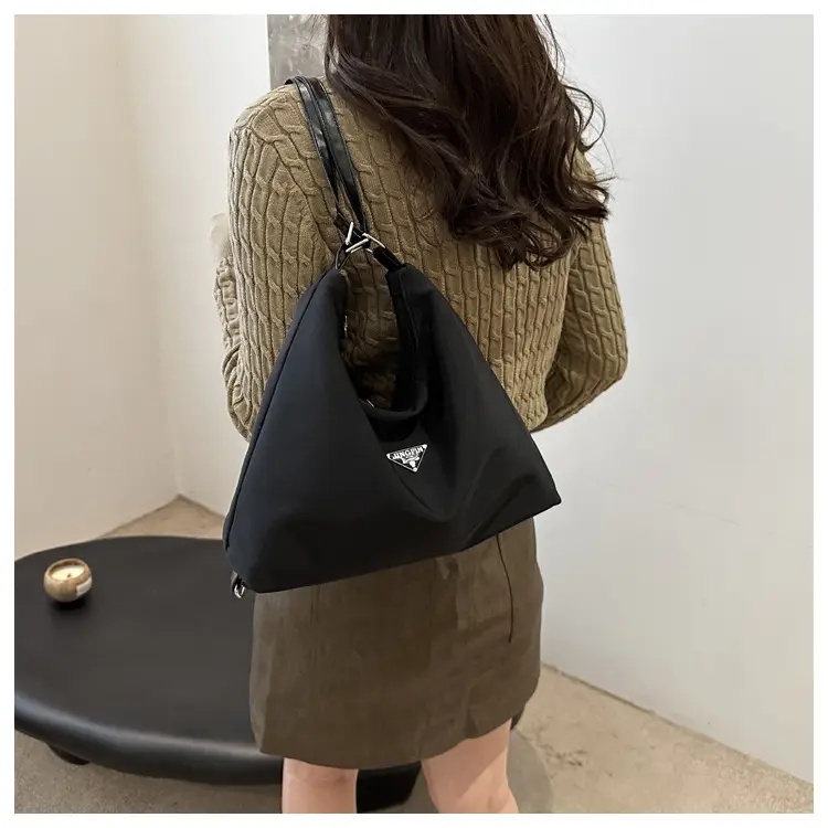 Black Women's Large Capacity Shoulder Bag — feature 14