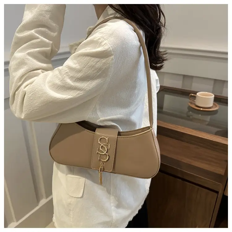 Women's Brown GG Logo Shoulder Bag 2025 — feature 16