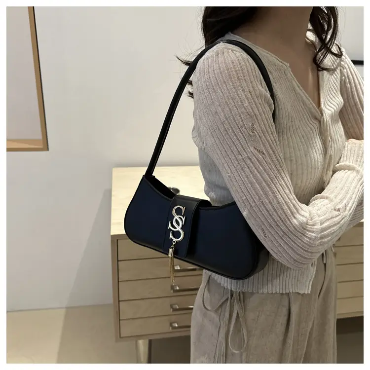 Women's Brown GG Logo Shoulder Bag 2025 — feature 18