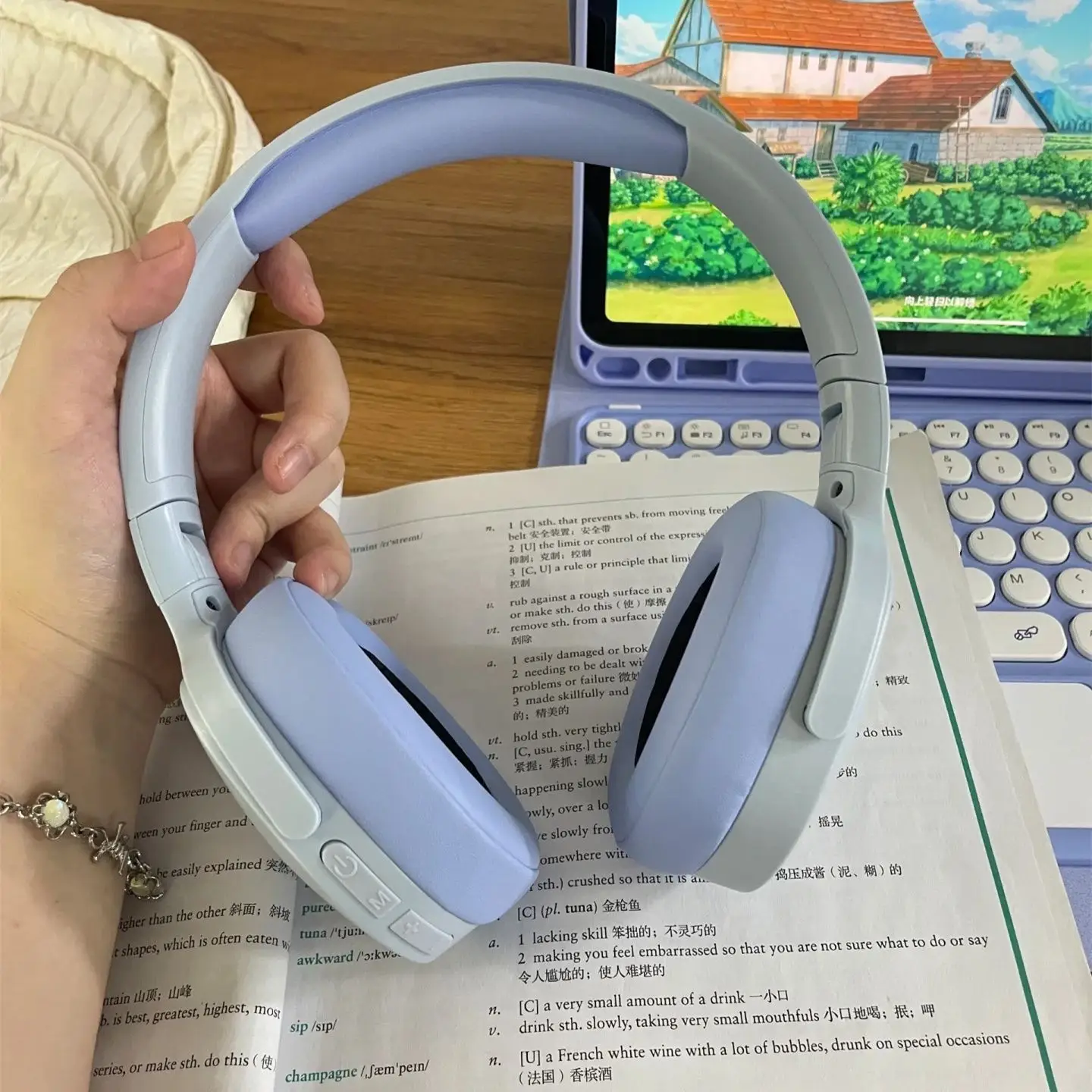 Wireless Headset for Sports & Gaming with Bluetooth Connectivity β feature 1