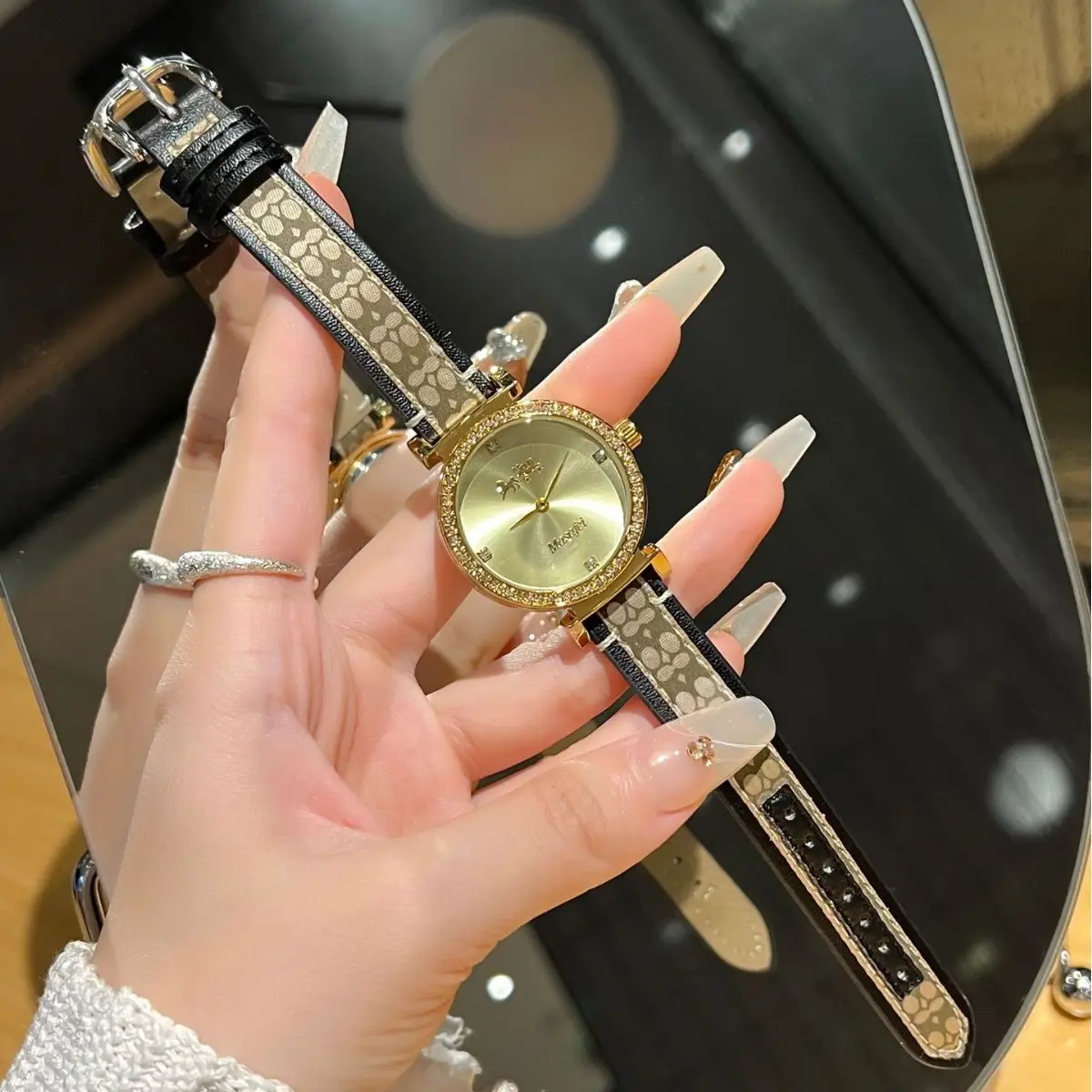 Gold Plated Women's Quartz Watch with Two Needles - Image 3
