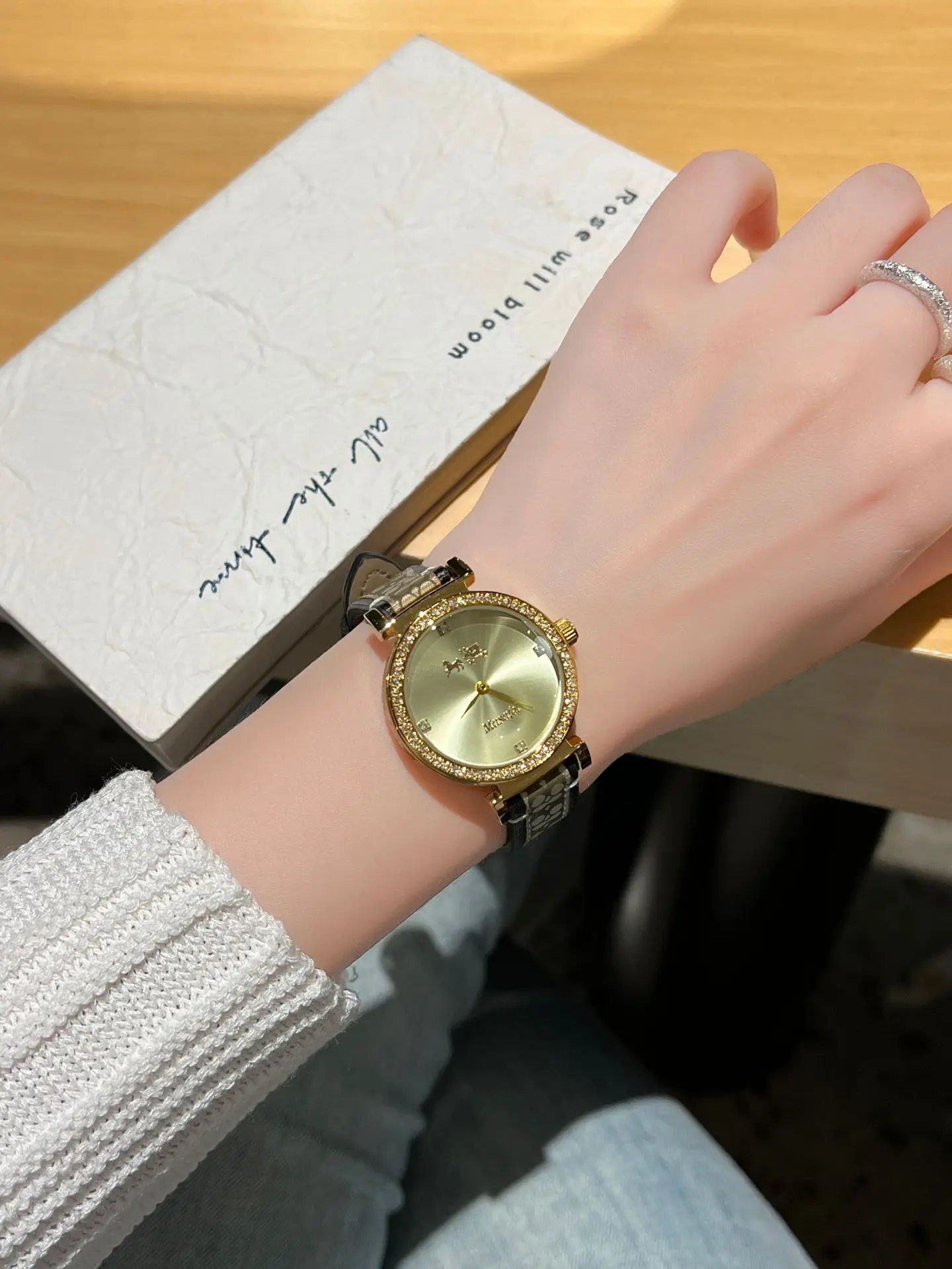 Gold Plated Women's Quartz Watch with Two Needles — feature 1