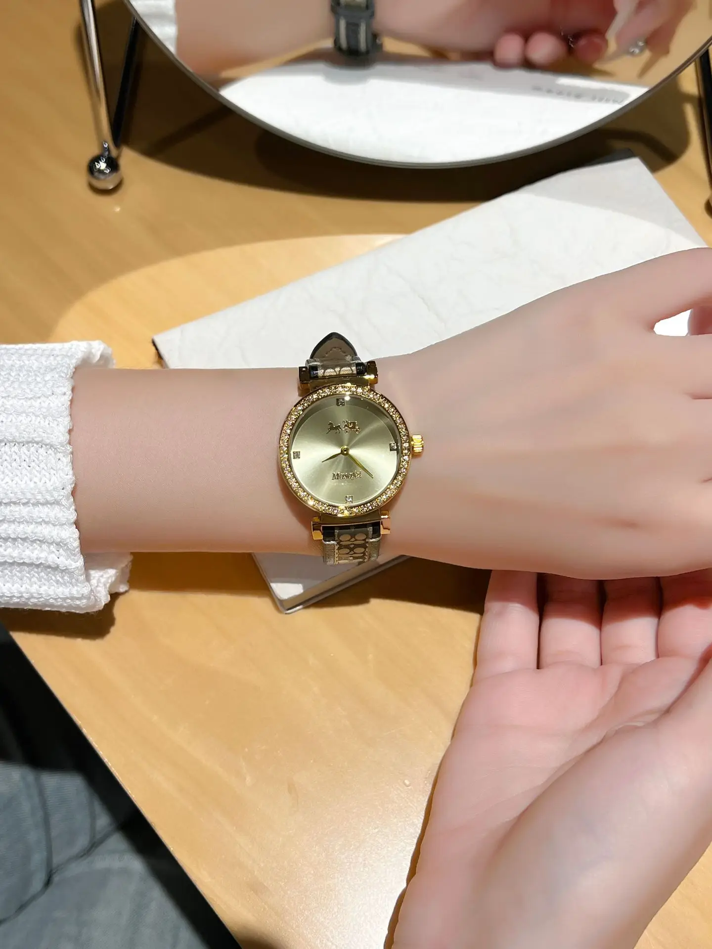 Gold Plated Women's Quartz Watch with Two Needles — feature 2