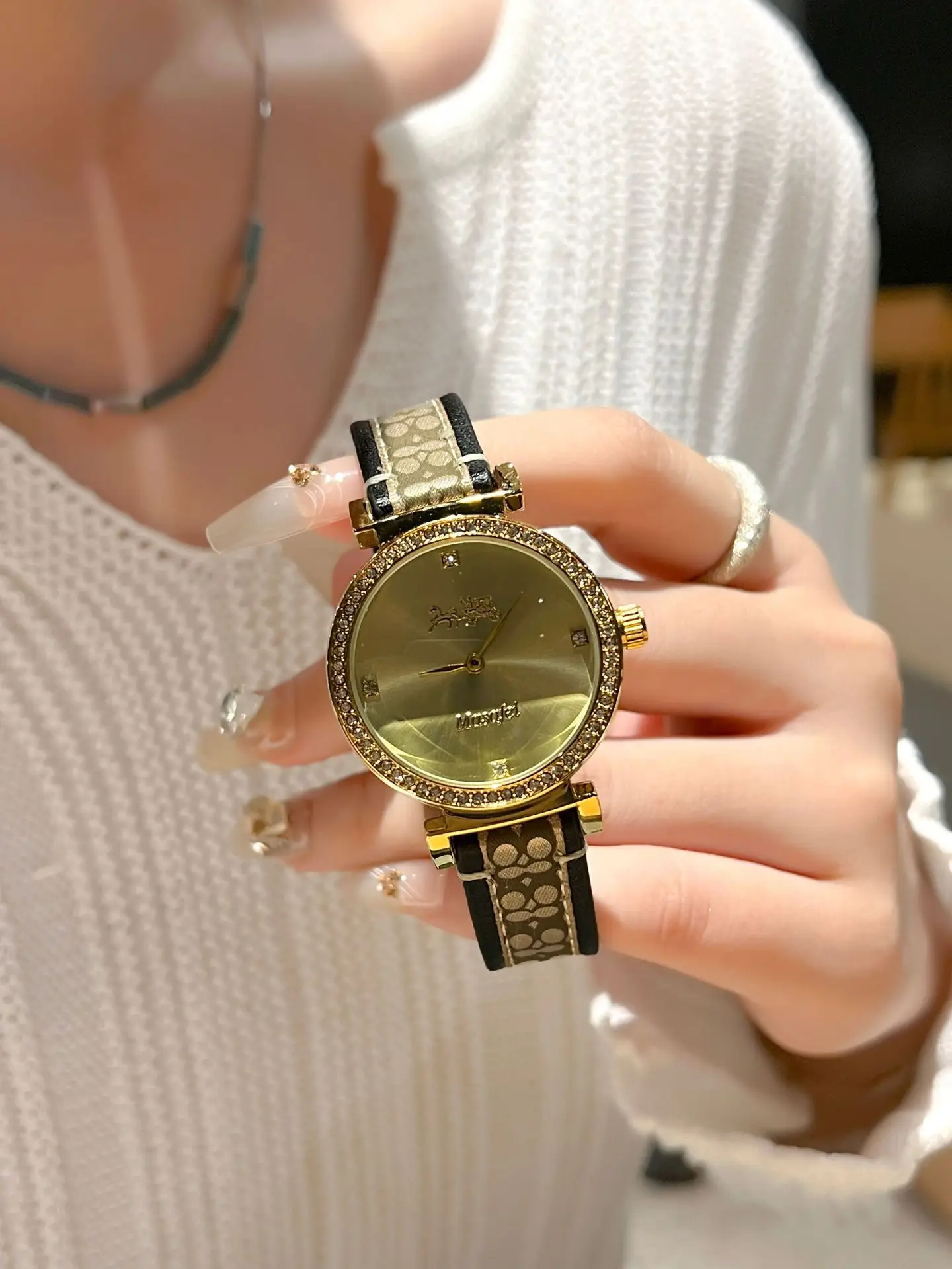 Gold Plated Women's Quartz Watch with Two Needles — feature 6