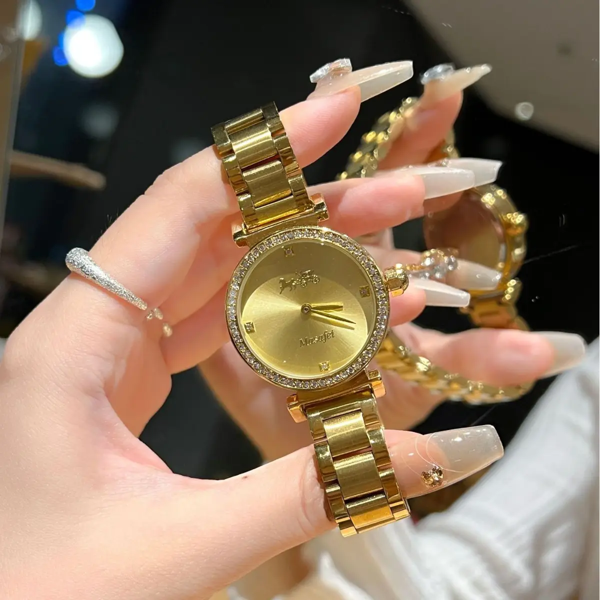 Kou's Gold Watch Classic Design for Women - Image 2