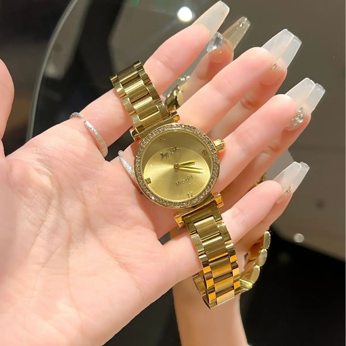 Kou's Gold Watch Classic Design for Women - Image 3