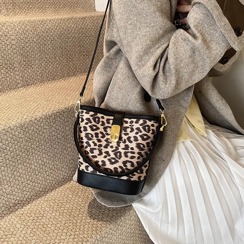 Vintage Leopard Print Crossbody Bag for Women - Image 4